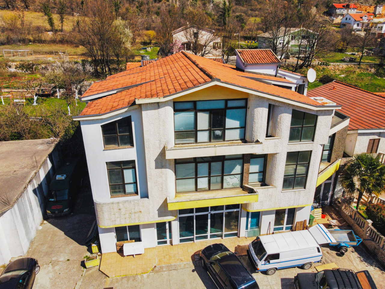 EOS / Poslovni Objekat / Oklaji  / 606 m2