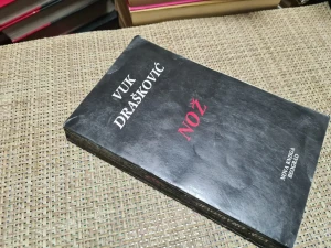 Nož / Vuk Drašković