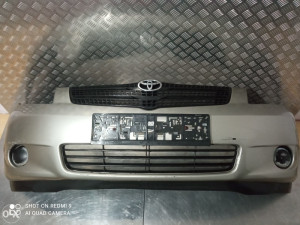 branik prednji sivi toyota corolla verso