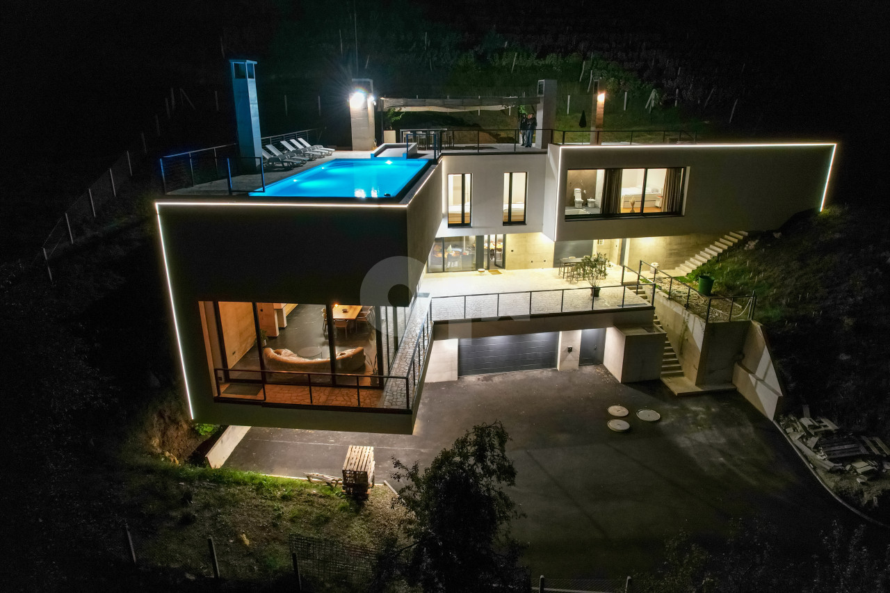 USELJIVA moderna vila sa pogledom na grad 2
