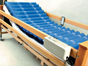 MEDICINSKI BOLESNIČKI KREVET + ANTIDEKUBITALNI MADRAC