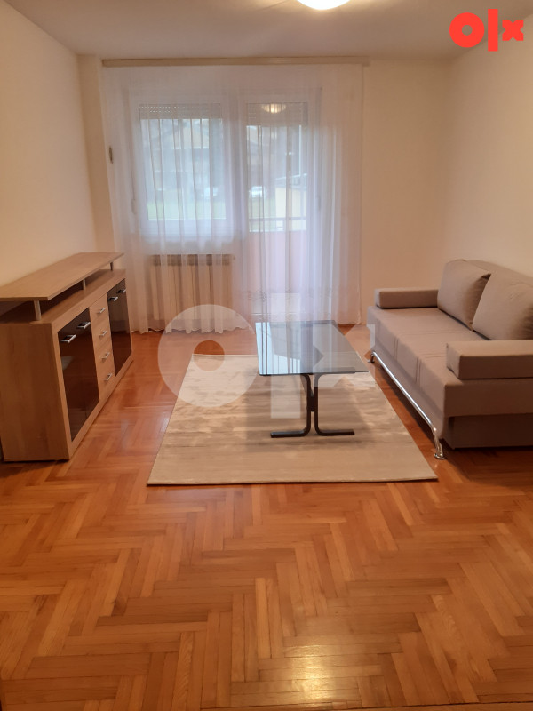 Iznajmljuje se dvosoban namješten stan sa ostavom