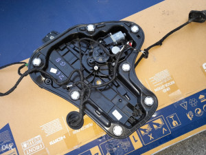 PODIZAČ STAKLA LIJEVI ZADNJI VRATA VW GOLF 8