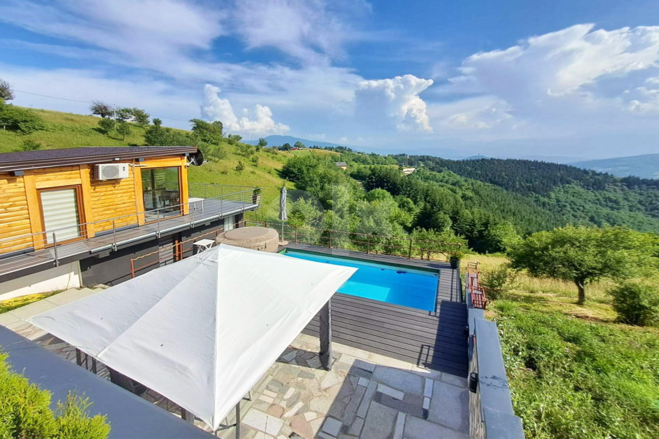 Kuća sa bazenom 110m2, na parceli 4.500m2 / Poljine