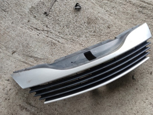 Renault laguna 2,maska između farova