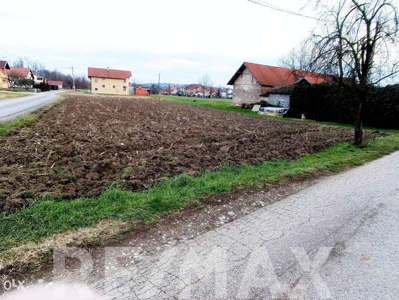 Na prodaju plac 1133m2 za tri stambena objekta u Laktašima 2