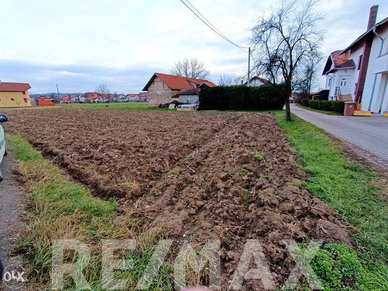 Na prodaju plac 1133m2 za tri stambena objekta u Laktašima 3