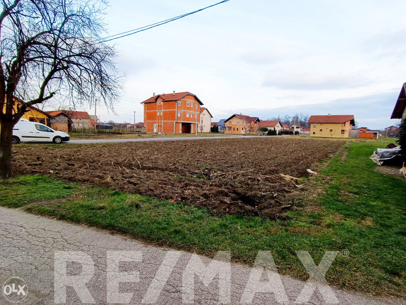 Na prodaju plac 1133m2 za tri stambena objekta u Laktašima