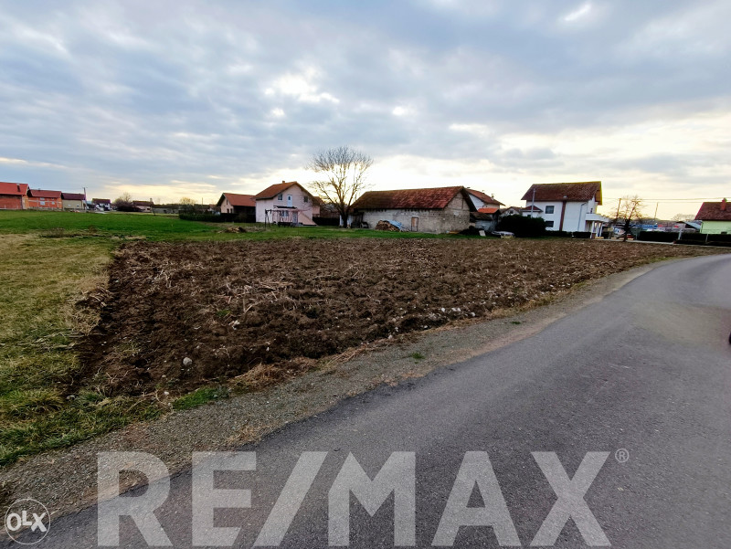 Na prodaju plac 1133m2 za tri stambena objekta u Laktašima 4