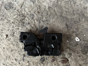 Brava prednje haube na veznom limu vw passat b8