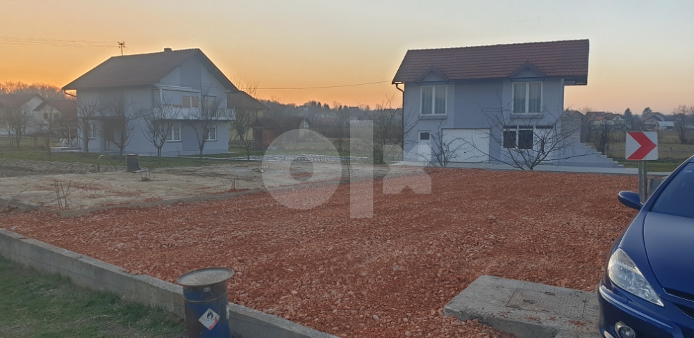 ZEMLJIŠTE SA TEMELJIMA I PLOČOM POLJICE LUKAVAC