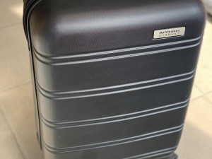 Kofer manji Koferi/ putni nepropusni sa 4 točka Crni