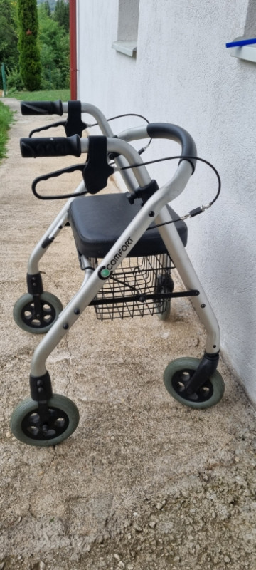 Invaliska hodalica sa korpom i sjedalom