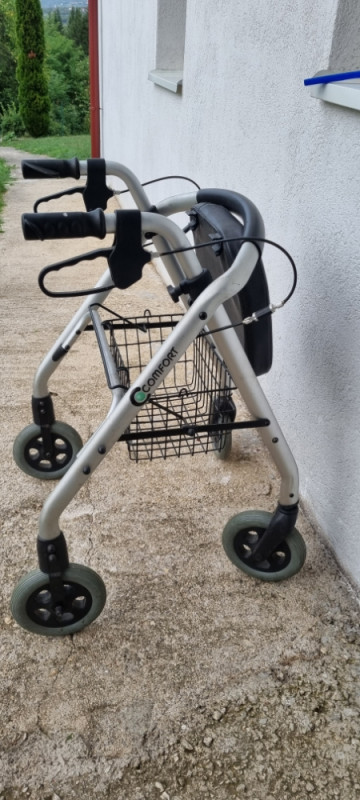 Invaliska hodalica sa korpom i sjedalom