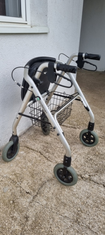 Invaliska hodalica sa korpom i sjedalom