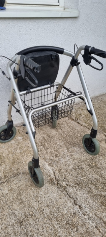 Invaliska hodalica sa korpom i sjedalom