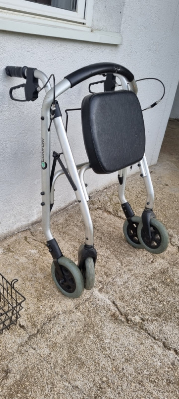Invaliska hodalica sa korpom i sjedalom