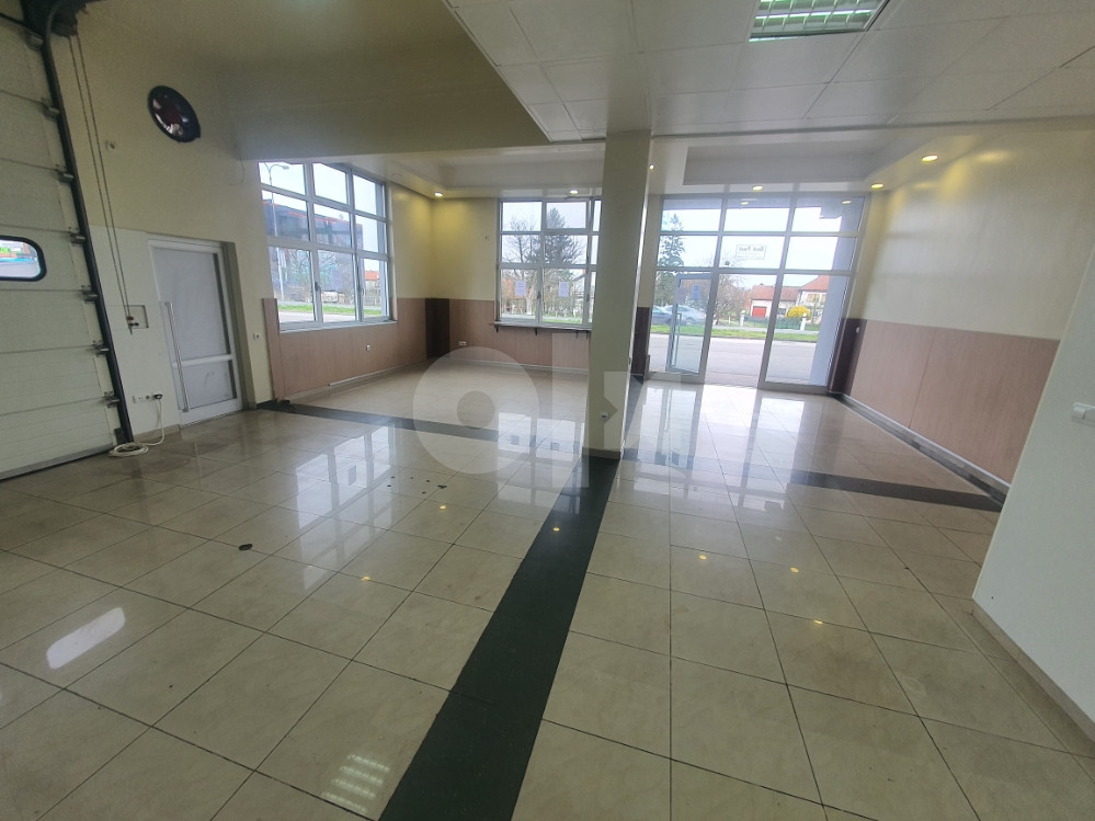 Poslovni prostor Živinice 100m2 uz magistralni put 4