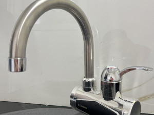 UGRADBENA DIGITALNA ČESMA SA GRIJAČEM