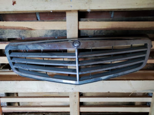 Dijelovi automobil, mercedes c klasa maska.