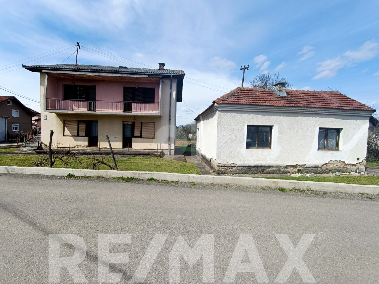 Dvije kuće na placu od 800m2 u Glamočanima