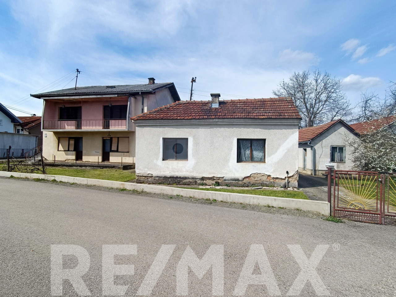 Dvije kuće na placu od 800m2 u Glamočanima 2
