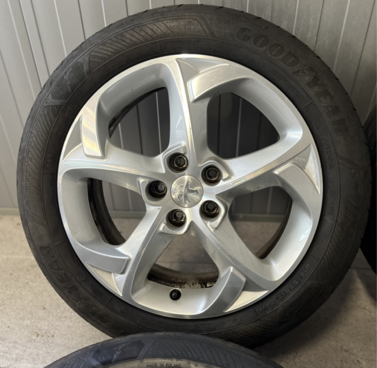 ALU FELGE GUME PEUGEOT 508 215 55 17 - Felge s gumama za 