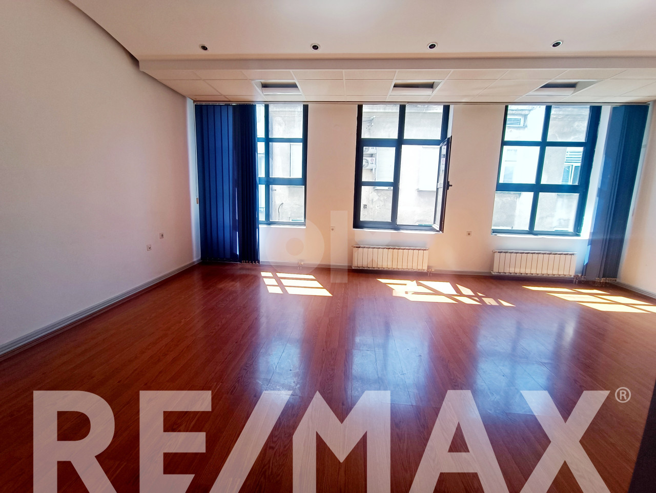 Izdaje se poslovni prostor od 122m2- Centar 2
