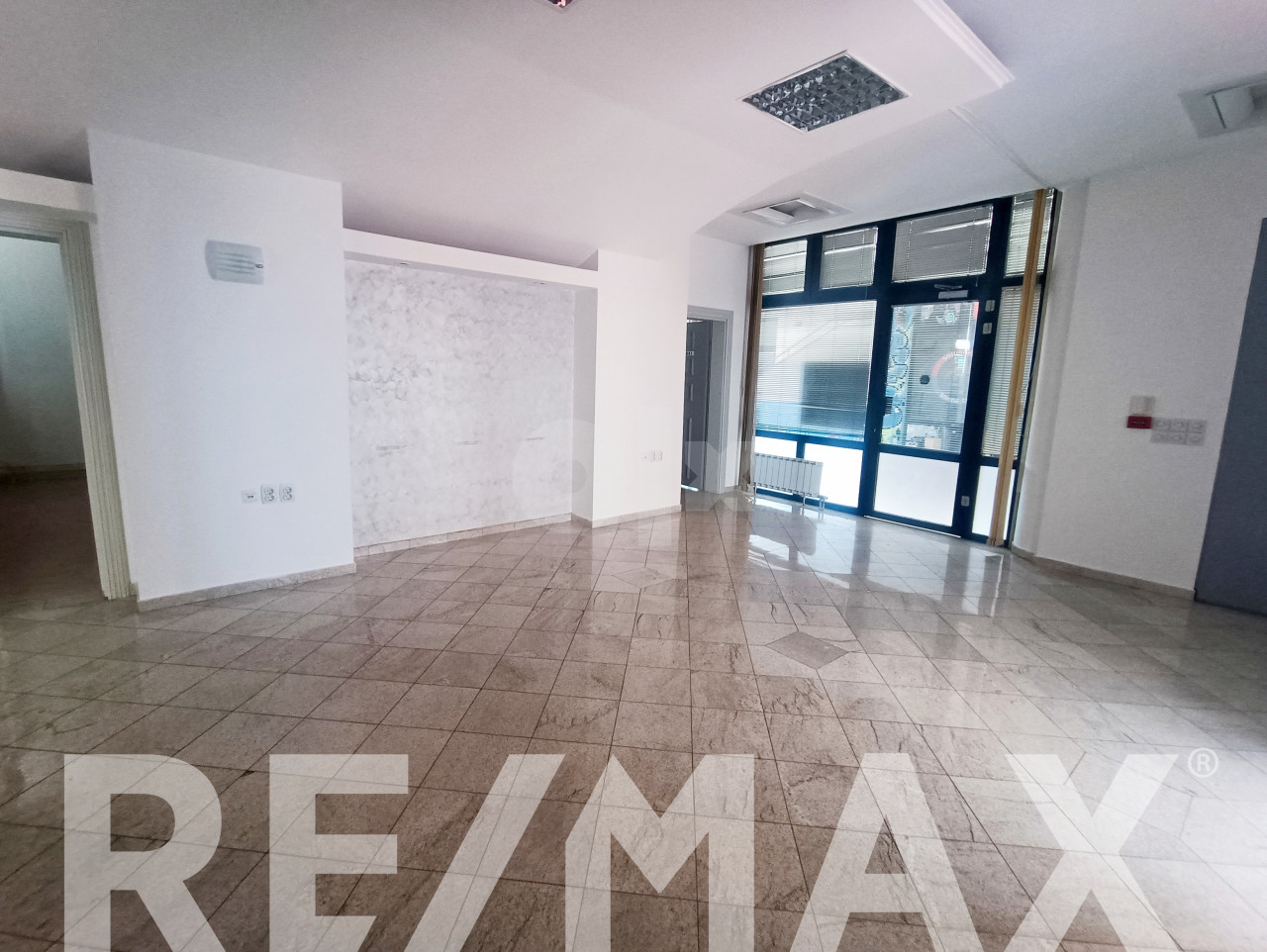 Izdaje se poslovni prostor od 122m2- Centar 6