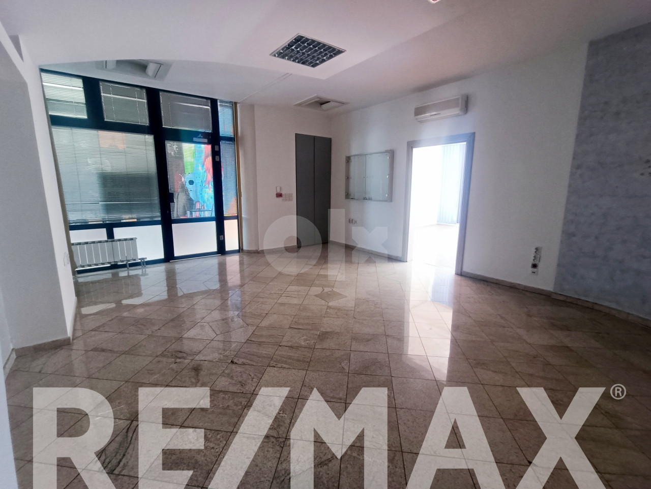 Izdaje se poslovni prostor od 122m2- Centar 7