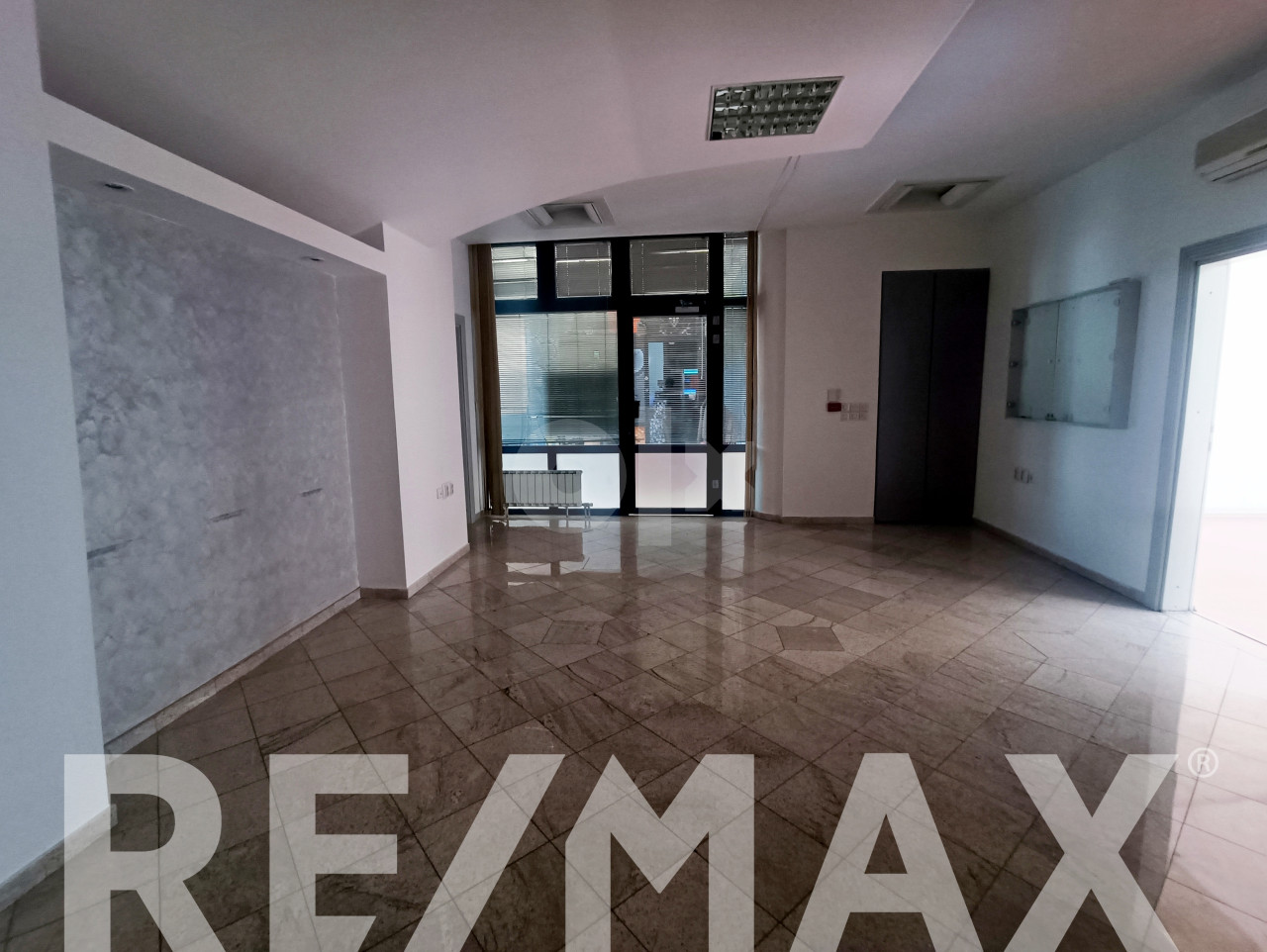 Izdaje se poslovni prostor od 122m2- Centar 8
