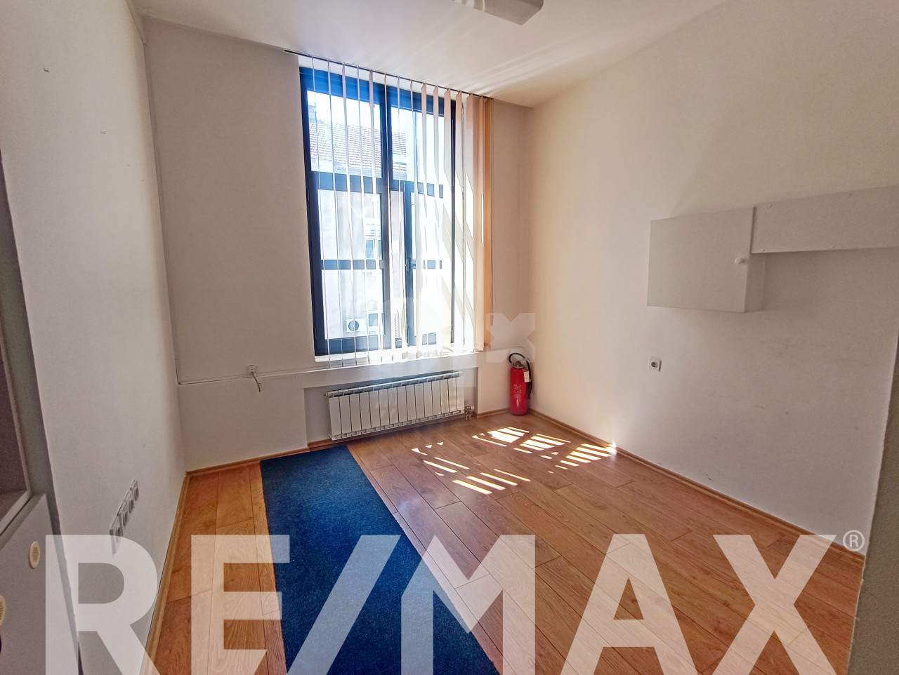Izdaje se poslovni prostor od 122m2- Centar 11