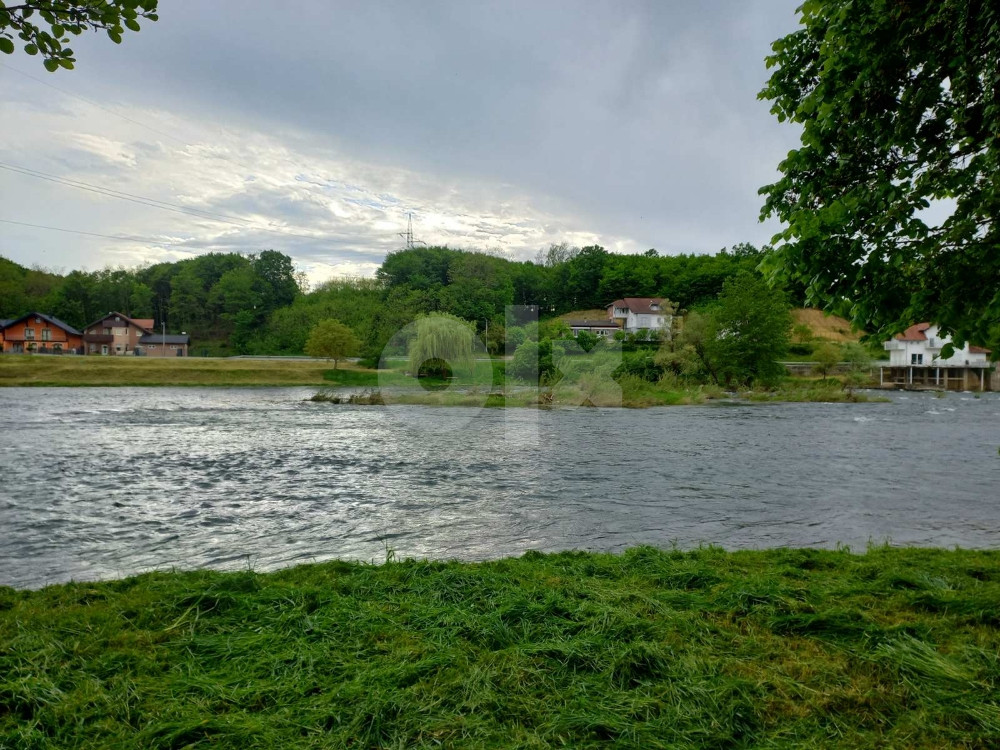 Zemljište Prijedor Na obali rijeke Sane 11 dul.40m obale 9