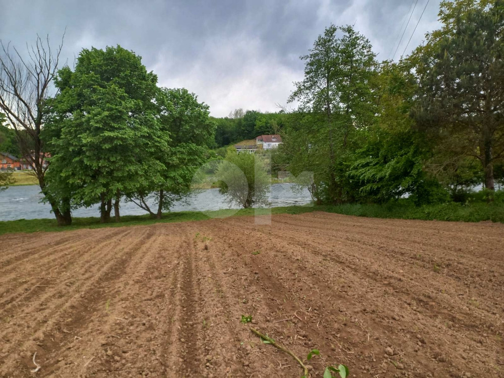 Zemljište Prijedor Na obali rijeke Sane 11 dul.40m obale 13