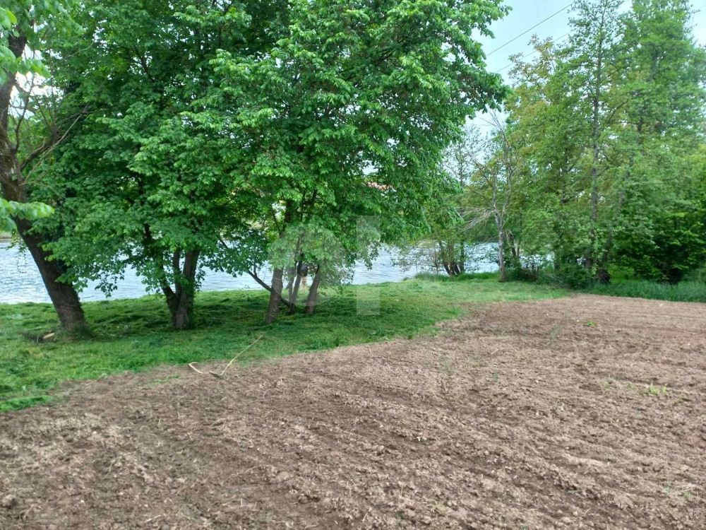 Zemljište Prijedor Na obali rijeke Sane 11 dul.40m obale 15