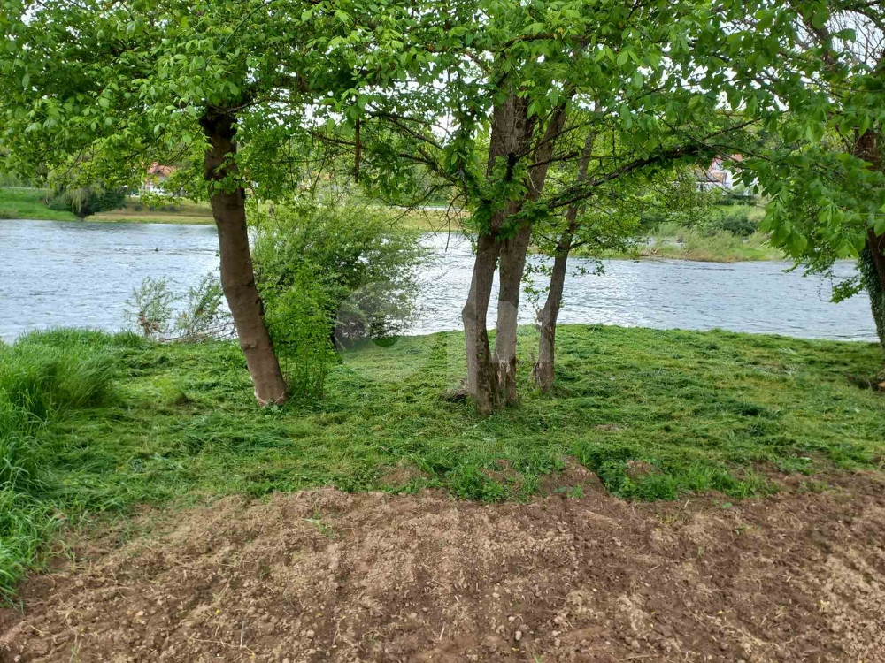 Zemljište Prijedor Na obali rijeke Sane 11 dul.40m obale 18