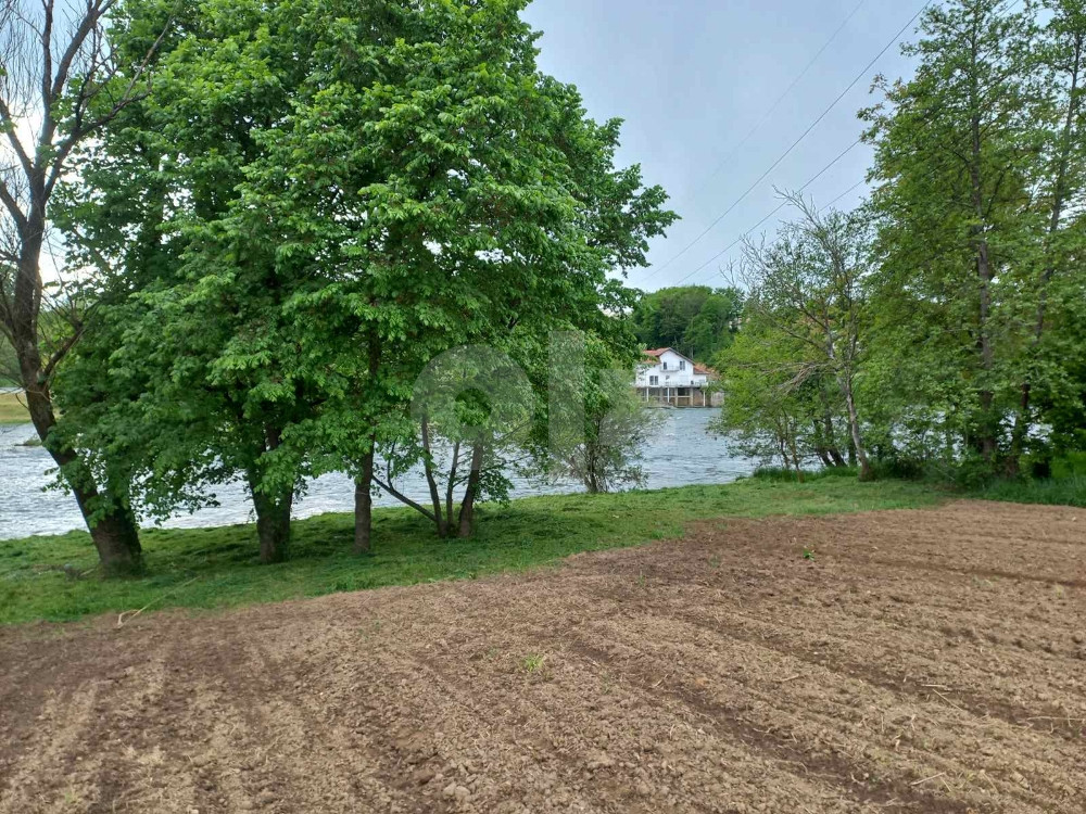 Zemljište Prijedor Na obali rijeke Sane 11 dul.40m obale 16