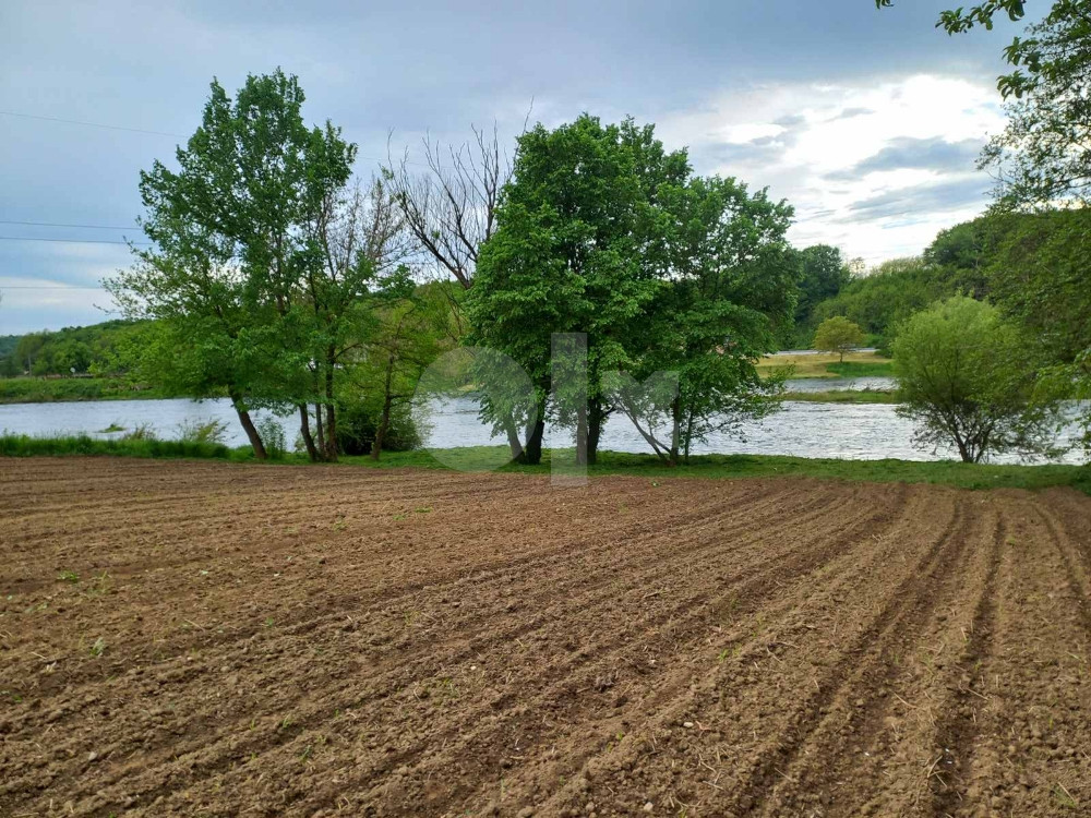 Zemljište Prijedor Na obali rijeke Sane 11 dul.40m obale 19