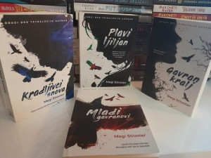 Mladi gavranovi kradljivci snova plavi ljiljan gavran k