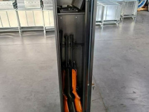 sef za puske i pistolje!