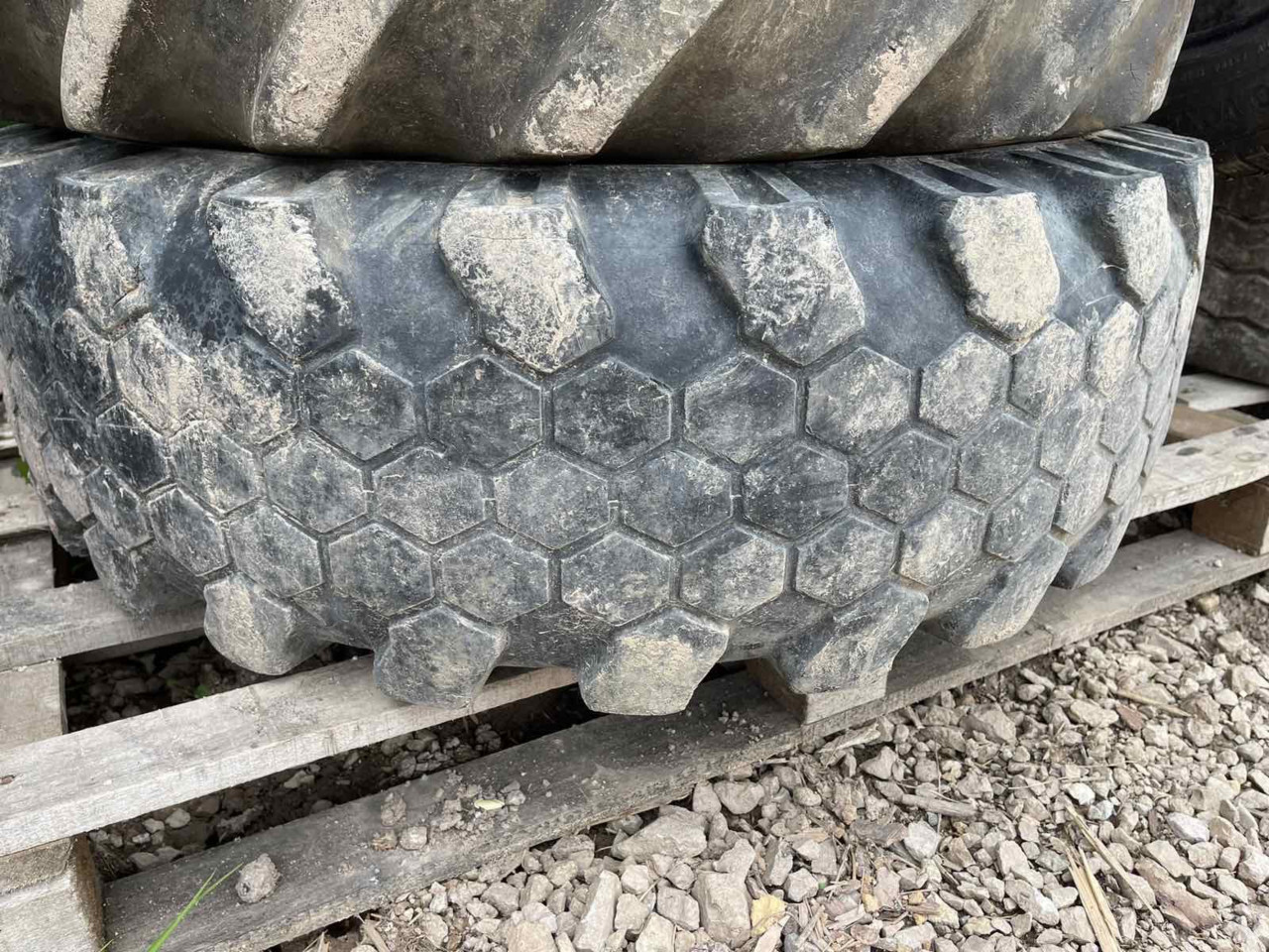 Felga i guma za utovarivac cat 906 908 12.5-20