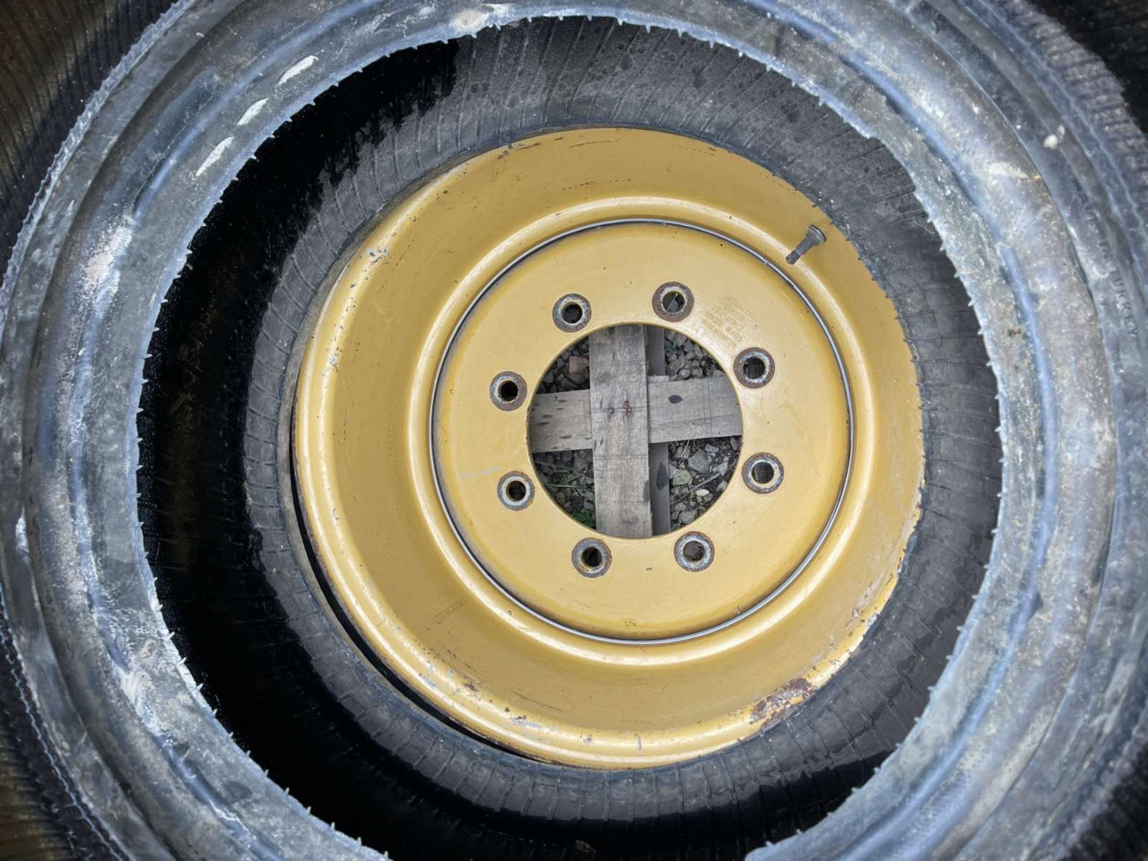 Felga i guma za utovarivac cat 906 908 12.5-20