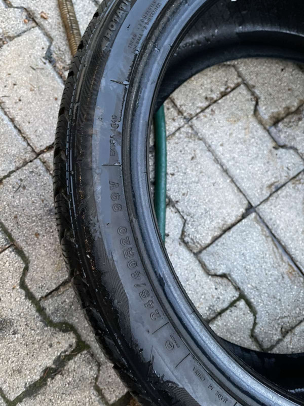 Gume 245 40 20 zimske kao nove 2 kom