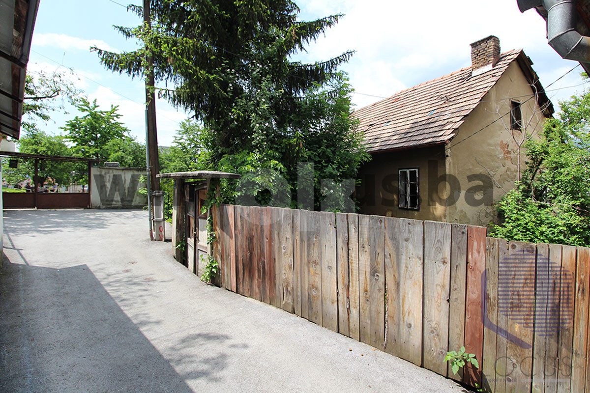LOCUS: Investicija!! Ruševna kuća u naselju Alifakovac 2
