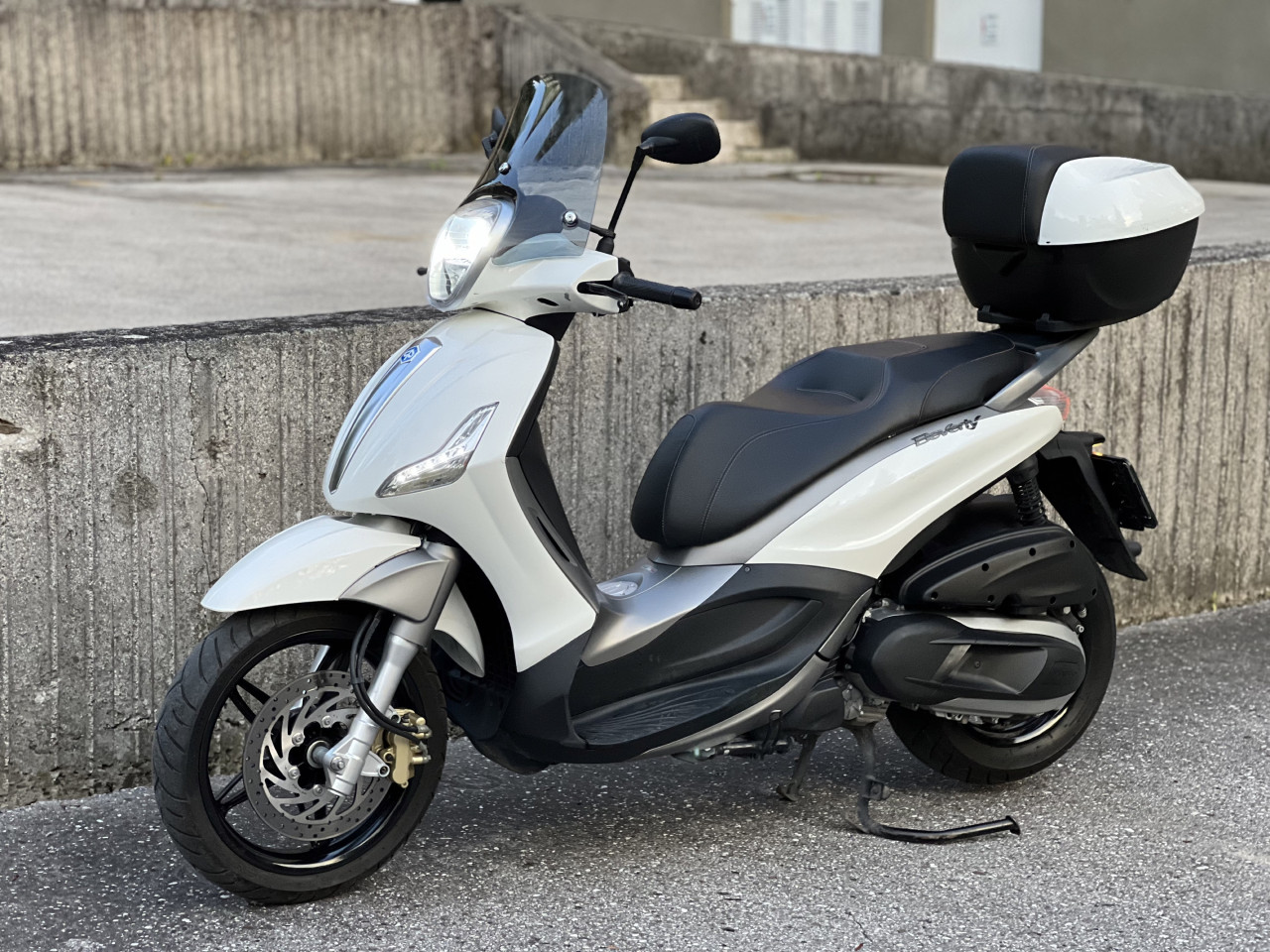 CORPS CARÉNAGE COUVERCLE DE GUIDON PIAGGIO BEVERLY 350 ANNÉE 2014 SÉRIE