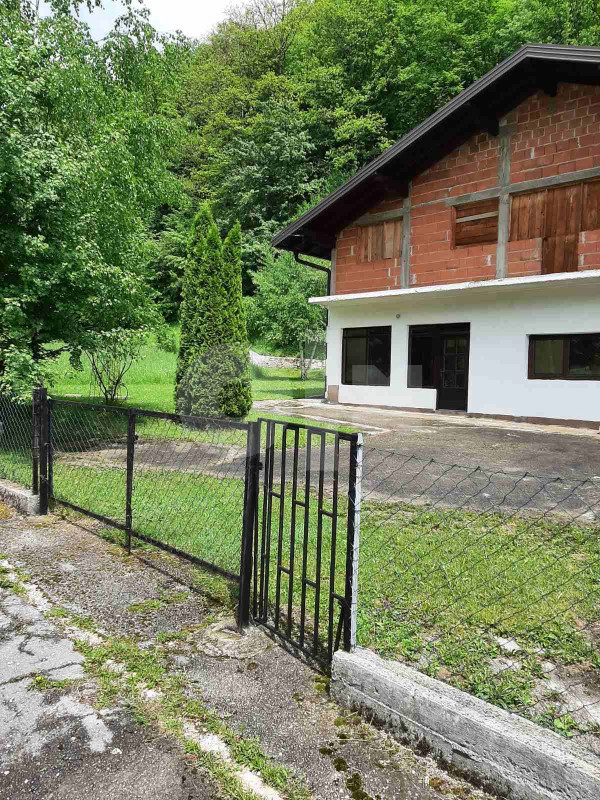 Kuća i zemljište Prača