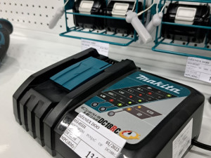 Kompaktni punjač Makita