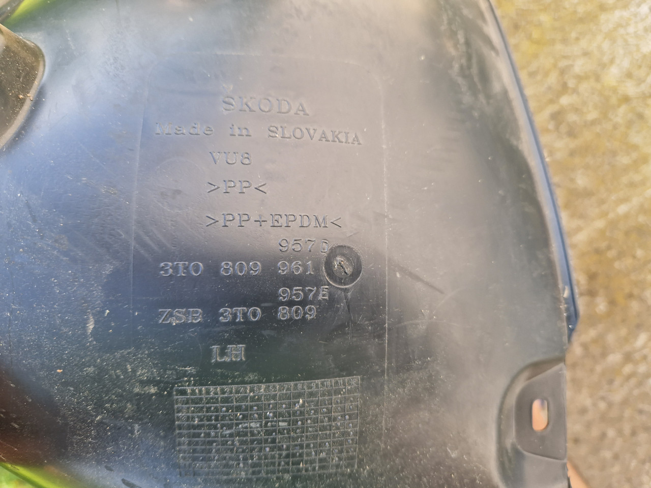 LIJEVA PVC OBLOGA TOCKA SKODA SUPERB II -3T0 809 961