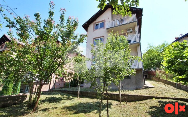 Kuća sa garažom i dvorištem, Nahorevo, Centar