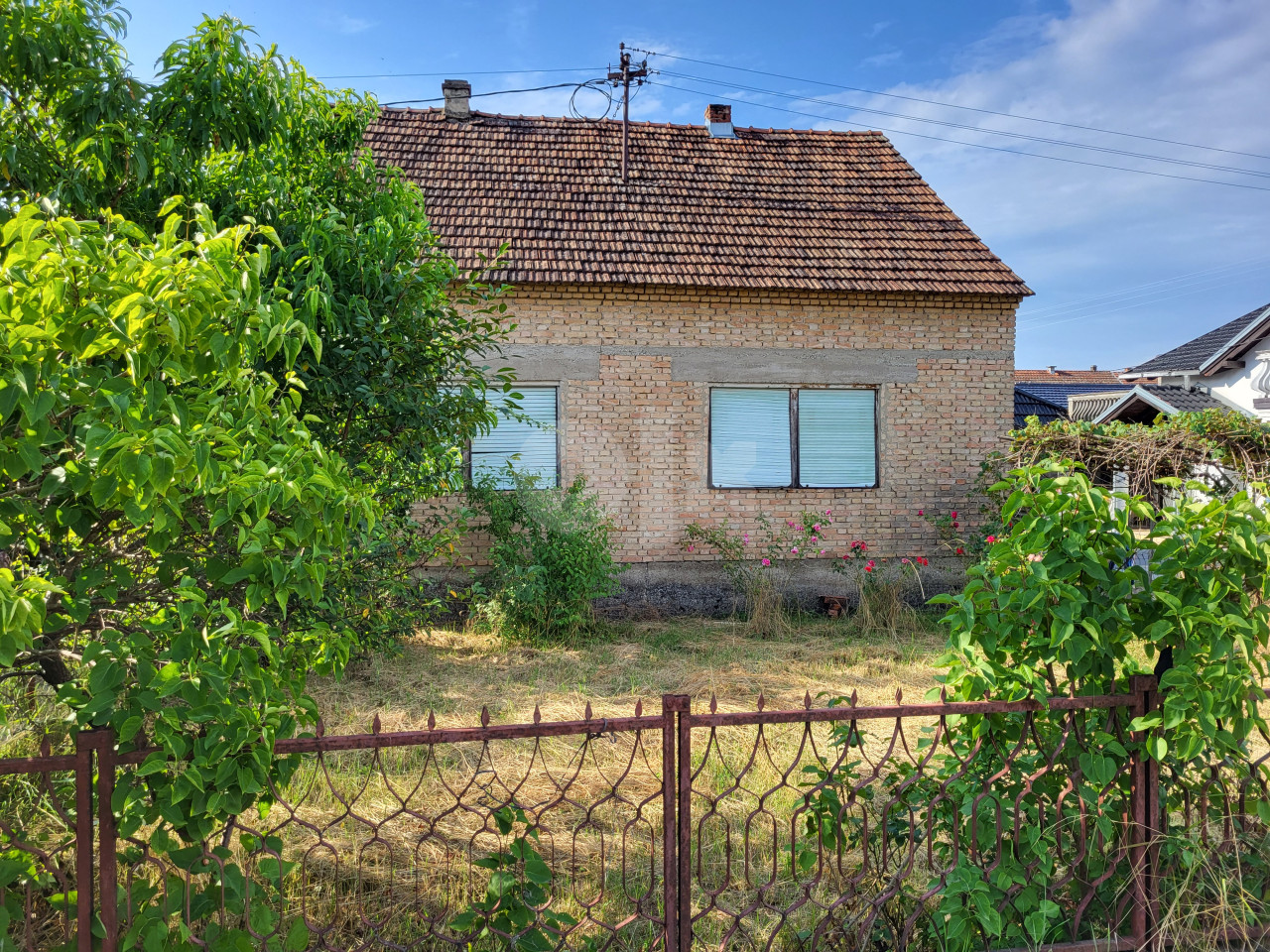 Kuća sa okucnicom, Gradiška , 1,5 km udaljena od centra grada